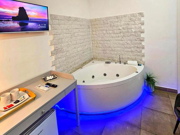 Imagen de la habitación del B&B Napoli Centrale Room and Jacuzzi. Foto 12