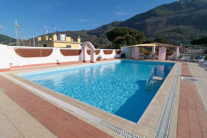 Imagen de la piscina del B&B Relais Paradise Villa Janto'. Foto 16