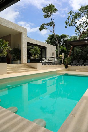 Imagen de la piscina del B&B Xaha Villas Suites and Golf Resort. Foto 15