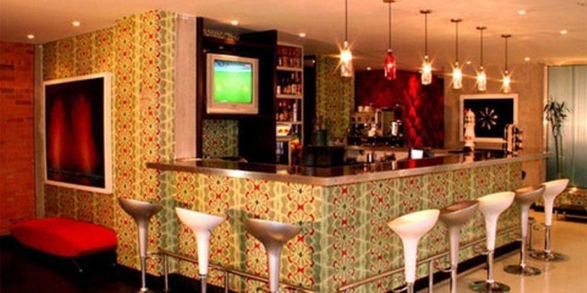 Imagen del bar/restaurante del Boutique 104 Art Suites. Foto 2