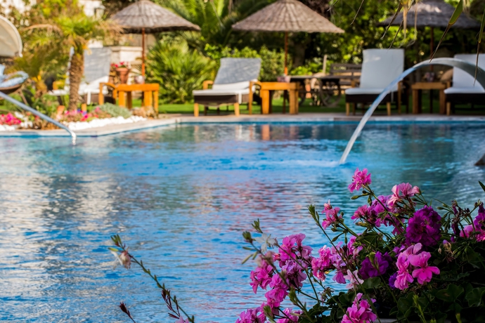 Imagen de la piscina del Boutique Ala&ccedil;ati Kapari Otel - Special Class. Foto 16