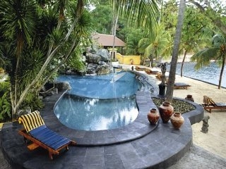 Imagen de la piscina del Boutique Alang Alang Boutique Beach Resort. Foto 11