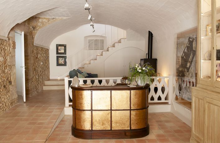 Imagen de los interiores del Boutique Arkh&eacute; Boutique de Pals. Foto 15