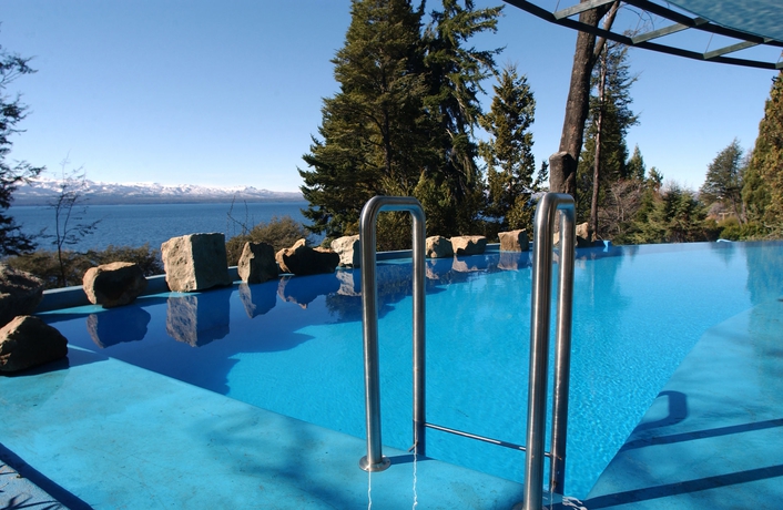 Imagen de la piscina del Boutique Design Suites Bariloche. Foto 15