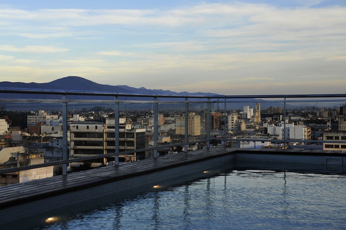 Imagen de la piscina del Boutique Design Suites Salta. Foto 15