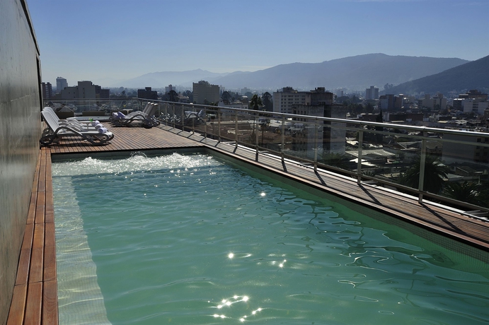 Imagen de la piscina del Boutique Design Suites Salta. Foto 16