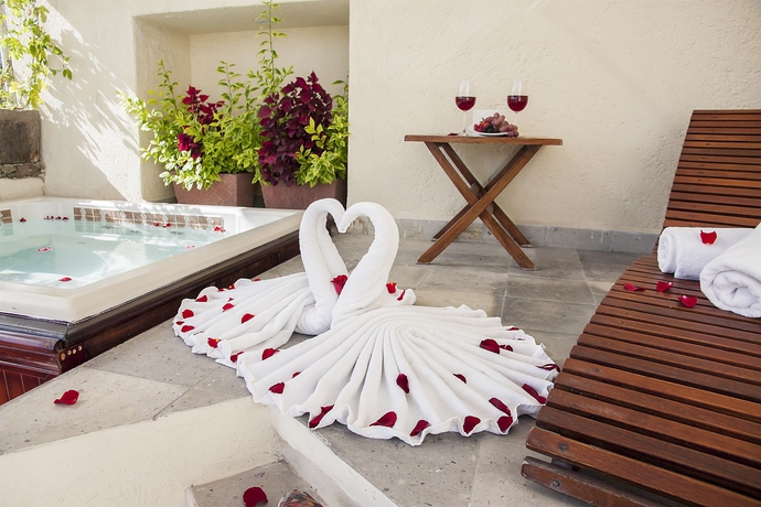 Imagen de la piscina del Boutique Do&ntilde;a Urraca Hotel and Spa. Foto 10