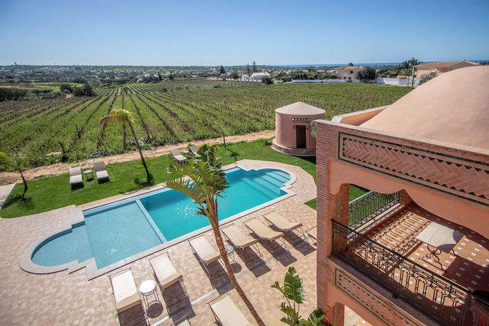 Imagen de la piscina del Boutique Hotel Al Karob Yoga. Foto 15