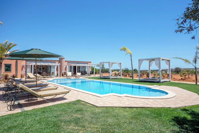 Imagen de la piscina del Boutique Hotel Al Karob Yoga. Foto 17
