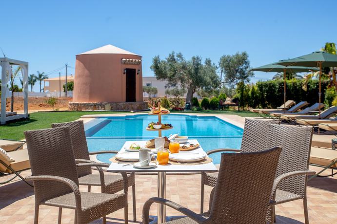 Imagen de la piscina del Boutique Hotel Al Karob Yoga. Foto 20