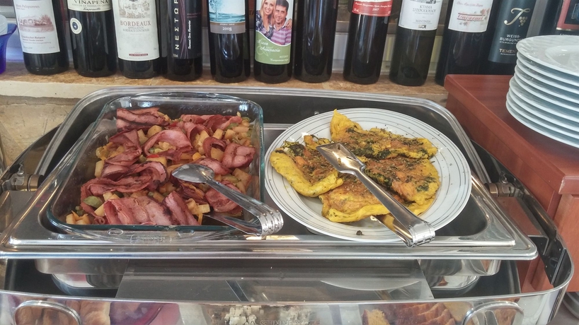 Imagen del bar/restaurante del Boutique Irida Resort Suites. Foto 3