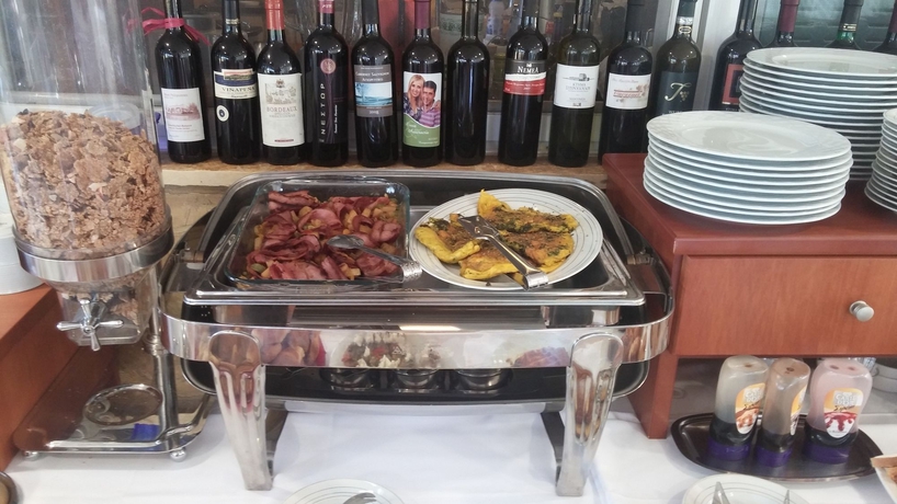 Imagen del bar/restaurante del Boutique Irida Resort Suites. Foto 5