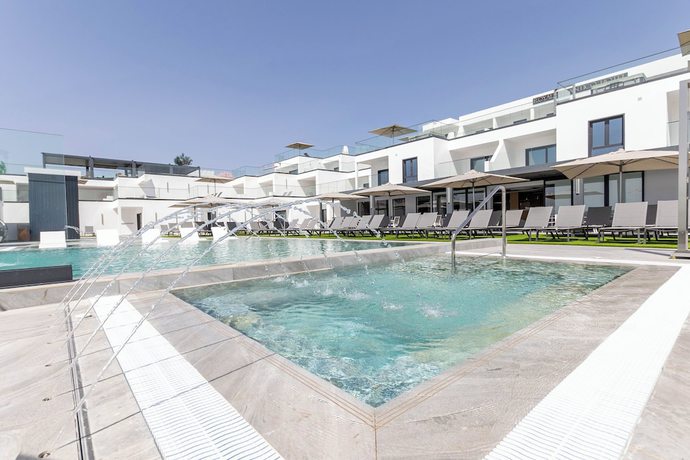 Imagen de la piscina del Boutique Luxury Hotel Royal Atl&aacute;ntico. Foto 9