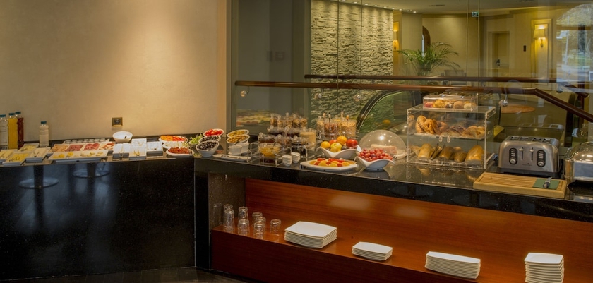 Imagen del bar/restaurante del Boutique Mega Residence Hotel. Foto 4