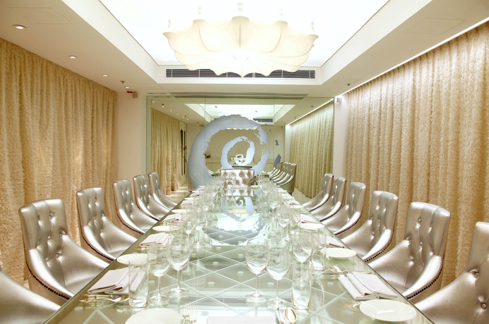 Imagen del bar/restaurante del Boutique The Luxe Manor. Foto 3