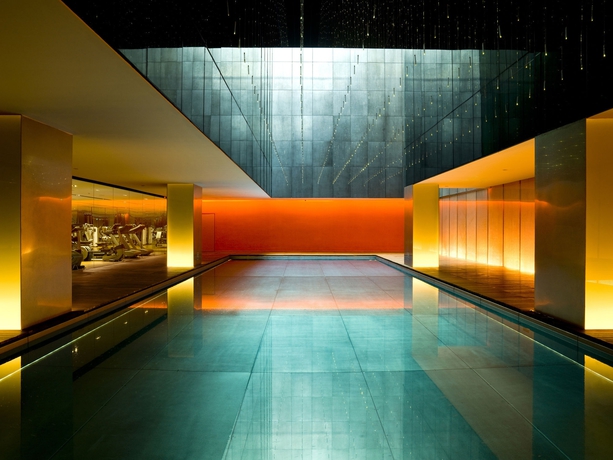 Imagen de la piscina del Boutique The Opposite House. Foto 15