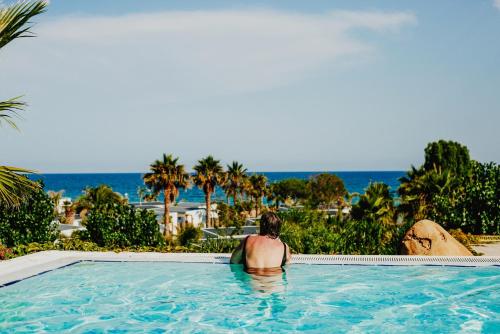 Imagen de la piscina del Camping Alannia Els Prats Resort. Foto 10