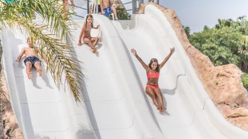 Imagen de la piscina del Camping Alannia Els Prats Resort. Foto 11