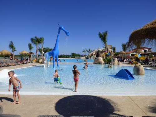 Imagen de la piscina del Camping Alannia Els Prats Resort. Foto 13