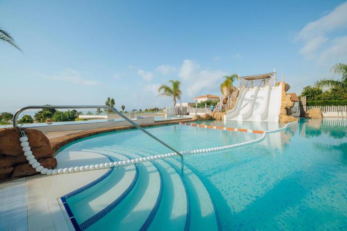 Imagen de la piscina del Camping Alannia Els Prats Resort. Foto 34