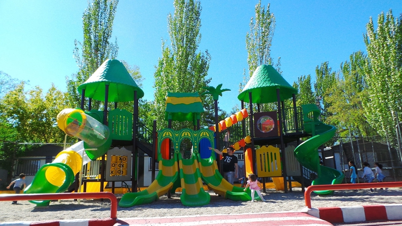 Imagen de los exteriores del Camping Bungalows Alpha Madrid. Foto 7