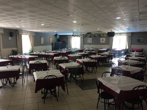 Imagen del bar/restaurante del Camping Bungalows Alpha Madrid. Foto 2