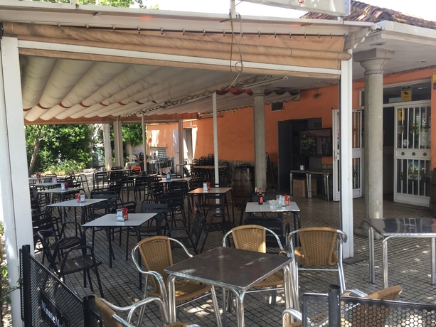 Imagen del bar/restaurante del Camping Bungalows Alpha Madrid. Foto 3