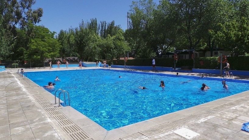 Imagen de la piscina del Camping Bungalows Alpha Madrid. Foto 10
