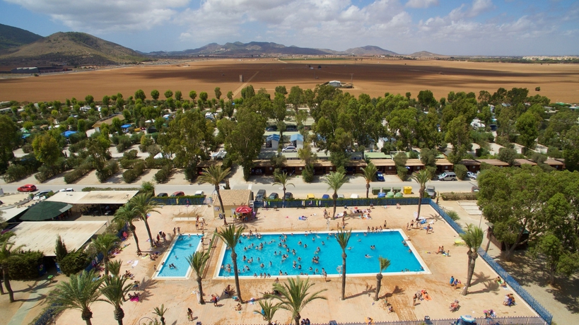 Imagen de la piscina del Camping Bungalows Caravaning. Foto 19