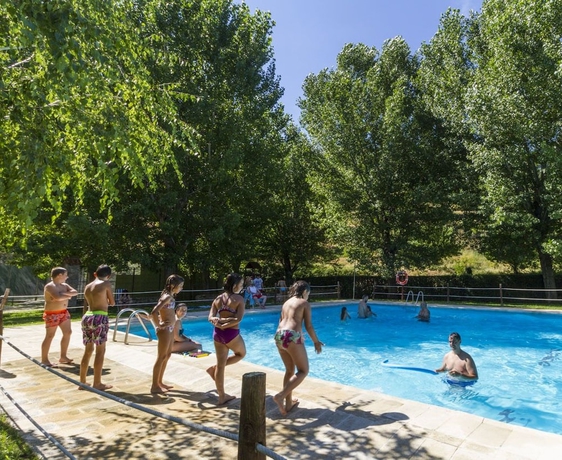 Imagen de la piscina del Camping Bungalows Rio Jerte. Foto 19