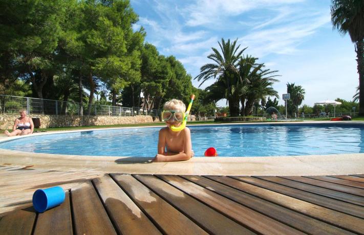 Imagen de la piscina del Camping CAMPING VILANOVA PARK. Foto 9