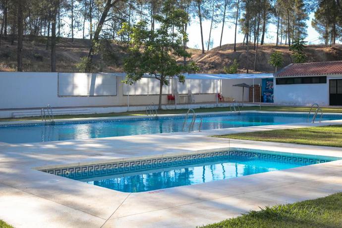 Imagen de la piscina del Camping CENTRO DE OCIO AL&Uacute;A Bungalows Camping Rafting Benamej&iacute;. Foto 19