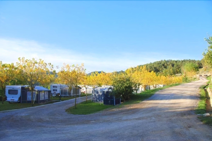 Imagen de los exteriores del Camping Campalans, Borred&aacute;. Foto 14