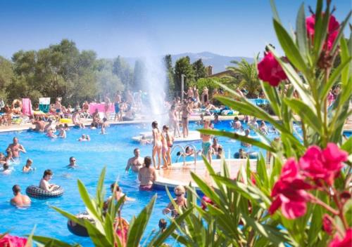 Imagen general del Camping Castell Montgri - Mobile Homes by Lifestyle Holidays. Foto 7