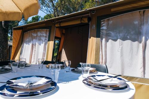 Imagen general del Camping Castell Montgr&iacute;. Foto 1
