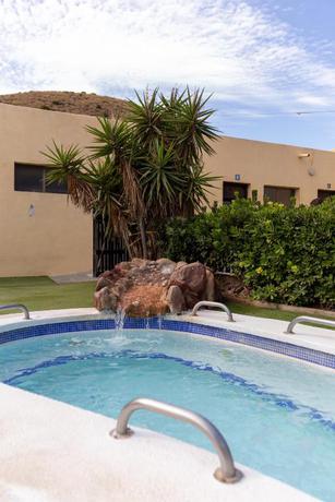 Imagen de la piscina del Camping Complejo Tur&iacute;stico Los Escullos. Foto 10