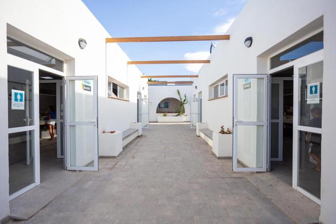 Imagen de los exteriores del Camping Complejo Tur&iacute;stico Los Escullos. Foto 7