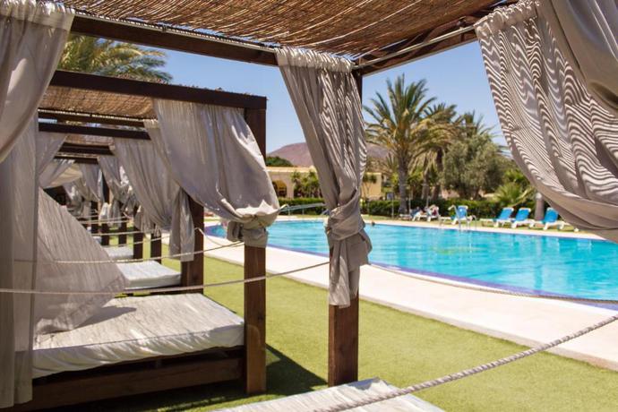 Imagen de la piscina del Camping Complejo Tur&iacute;stico Los Escullos. Foto 11