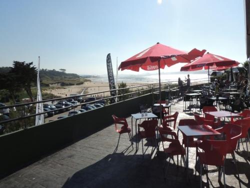 Imagen del bar/restaurante del Camping Derby Loredo by Mola!. Foto 2