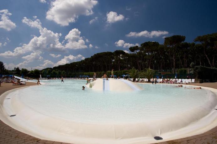 Imagen de la piscina del Camping Fabulous Village. Foto 7