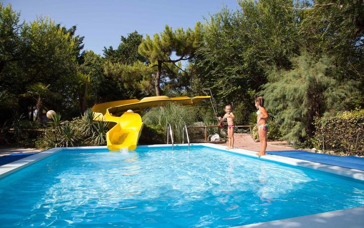 Imagen de la piscina del Camping Holiday Center Valdor. Foto 16