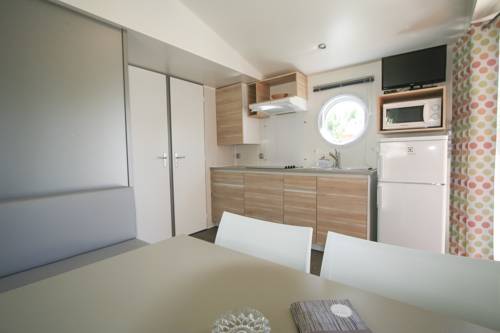 Imagen de los interiores del Camping Joan Bungalow Park. Foto 15