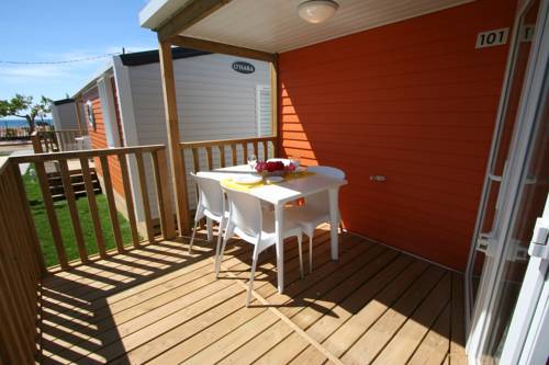 Imagen de los exteriores del Camping Joan Bungalow Park. Foto 12