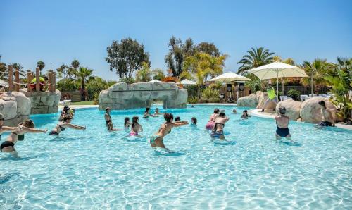 Imagen de la piscina del Camping Kampaoh Costa Dorada. Foto 8