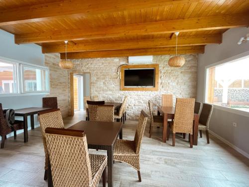 Imagen de los interiores del Camping Kampaoh Cova Negra. Foto 6