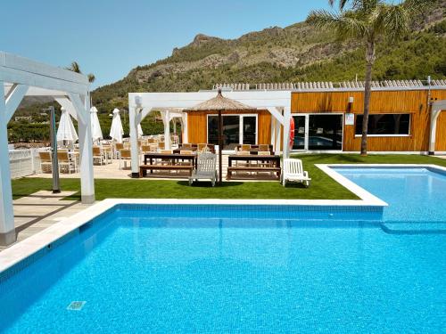 Imagen de la piscina del Camping Kampaoh Cova Negra. Foto 8