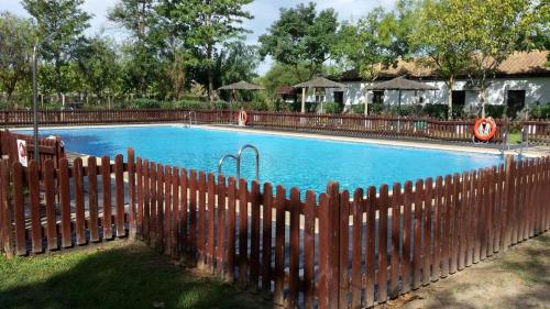 Imagen de la piscina del Camping Kampaoh El Roc&iacute;o. Foto 11