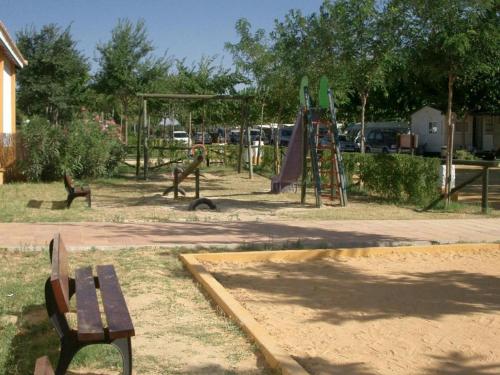 Imagen de los exteriores del Camping Kampaoh El Roc&iacute;o. Foto 8