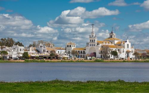 Imagen de los exteriores del Camping Kampaoh El Roc&iacute;o. Foto 9