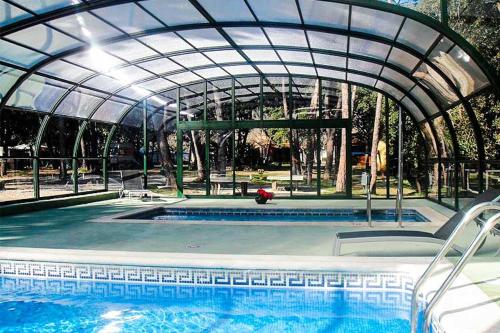 Imagen de la piscina del Camping Kampaoh Esponellà. Foto 8